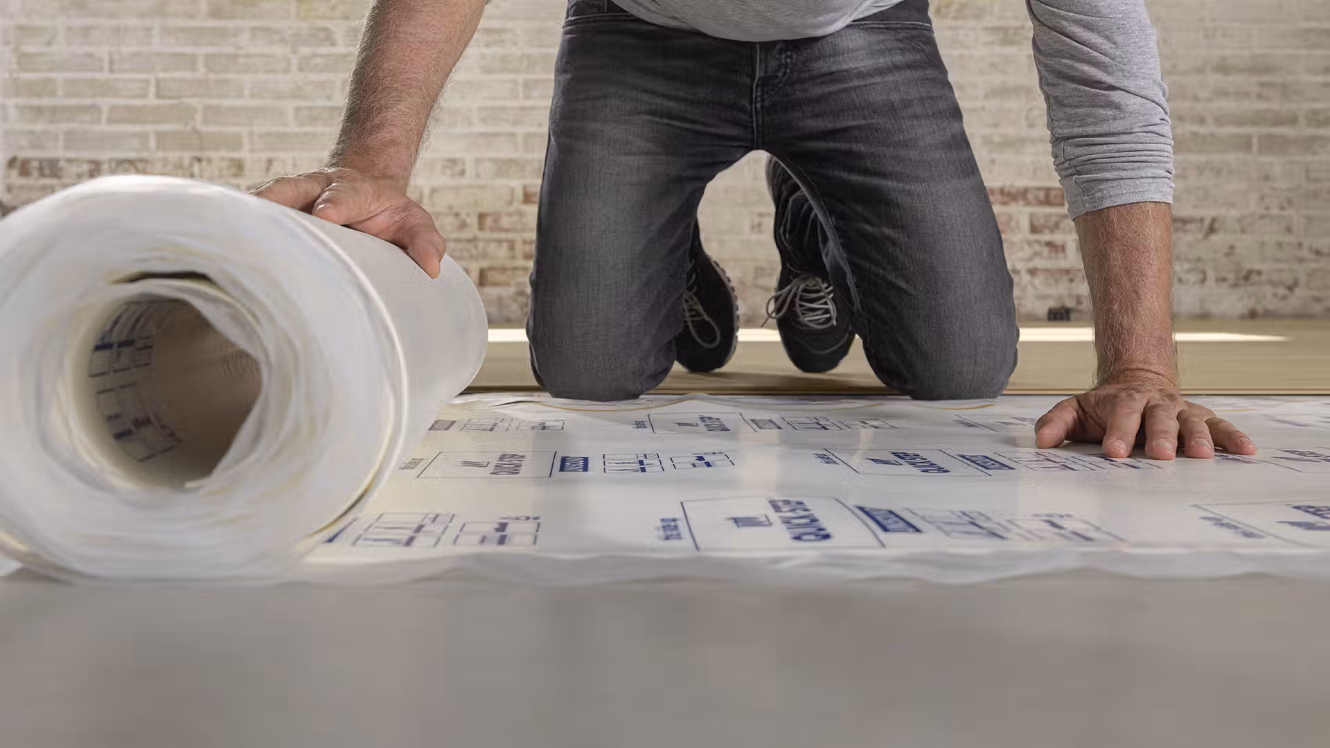 Pose sol stratifié : outils et sous-couche