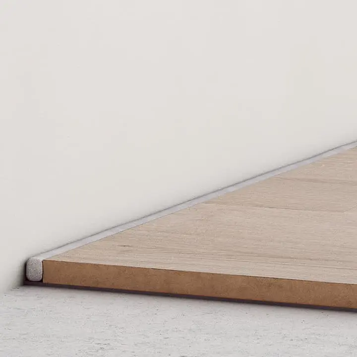 Finition d'un sol stratifié avec plinthes