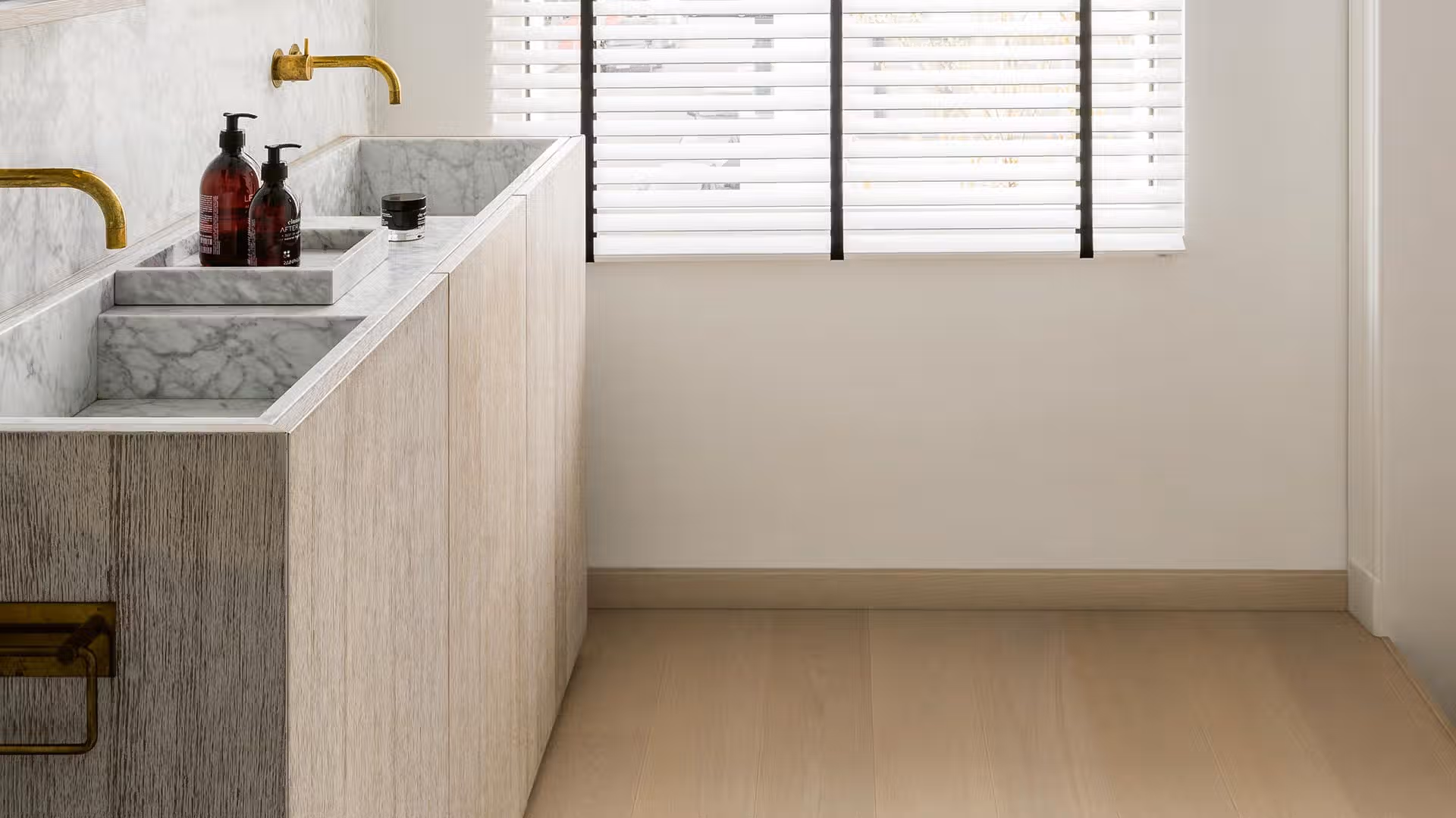Finition d'un parquet avec plinthes