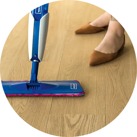 Nettoyage d'un parquet : serpillière humide
